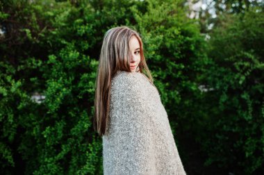 Bahar günü akşam itibariyle eğleniyor ekose genç esmer kız.