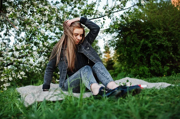 Jonge Brunette Meisje Jeans Zittend Plaid Tegen Lente Bloesem Boom — Stockfoto