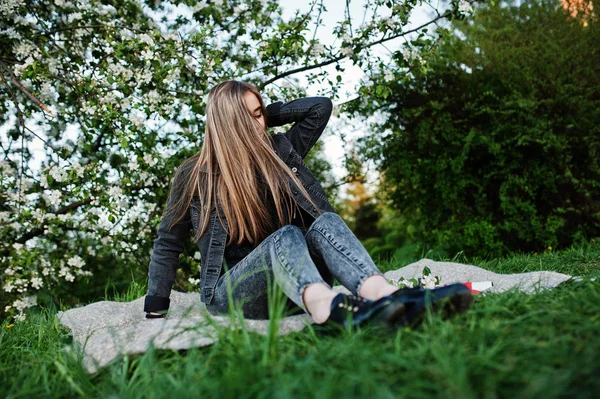Chica Morena Joven Jeans Sentados Cuadros Contra Árbol Flores Primavera — Foto de Stock