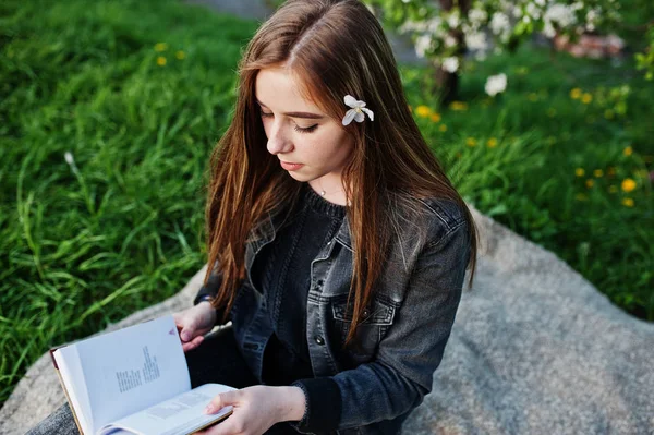 Chica Morena Joven Jeans Sentados Cuadros Contra Árbol Flores Primavera — Foto de Stock