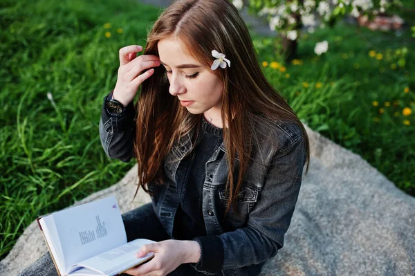 Young Brunette Girl Jeans Sitting Plaid Spring Blossom Tree Read — Stock Photo, Image