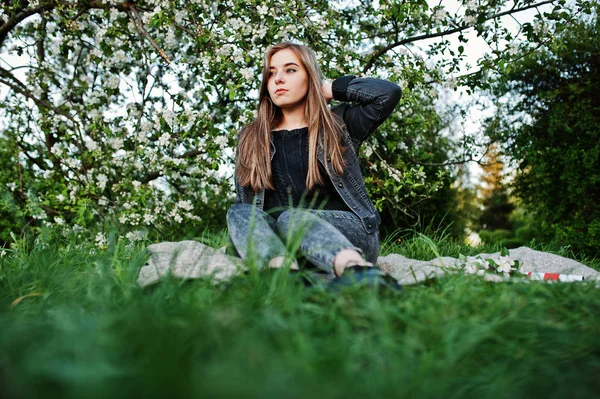 Młoda Dziewczyna Brunetka Dżinsy Siedzi Kratę Przeciwko Wiosna Kwiat Drzewo — Zdjęcie stockowe