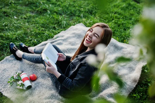 Ekose Ağaç Bahar Çiçeği Okuma Kitabı Karşı Oturup Jeans Genç — Stok fotoğraf