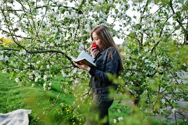 Jovem Morena Jeans Contra Árvore Flor Primavera Ler Livro Comer — Fotografia de Stock