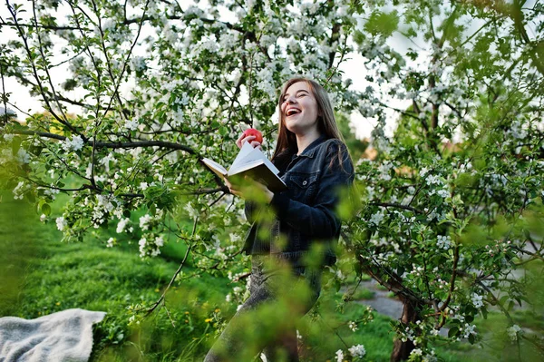 Genç Esmer Kız Kot Bahar Karşı Ağaç Çiçeği Kitap Okumak — Stok fotoğraf