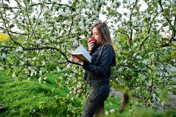 Jovem Morena Jeans Contra Árvore Flor Primavera Ler Livro Comer — Fotografia de Stock