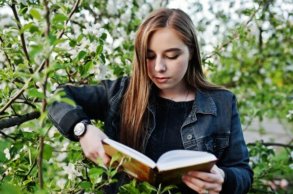 Jovem Morena Jeans Contra Árvore Flor Primavera Ler Livro — Fotografia de Stock