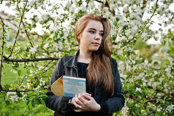 Jovem Morena Jeans Contra Árvore Flor Primavera Com Livro — Fotografia de Stock