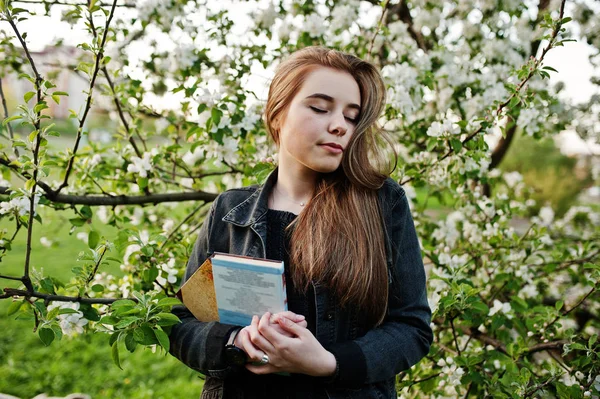 Jovem Morena Jeans Contra Árvore Flor Primavera Com Livro — Fotografia de Stock