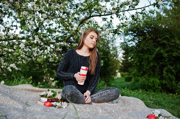 Joven Chica Morena Jeans Sentado Cuadros Contra Árbol Flores Primavera — Foto de Stock