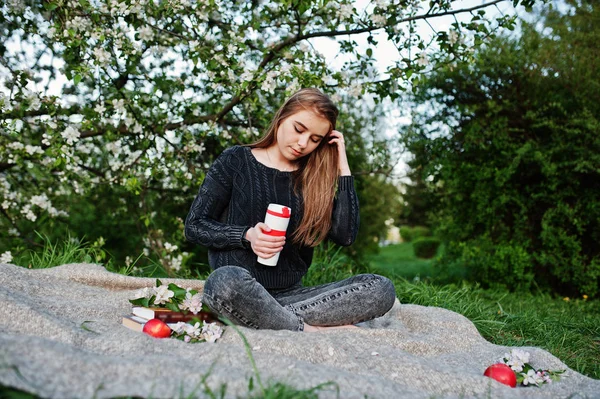 Menina Morena Jovem Jeans Sentado Xadrez Contra Árvore Flor Primavera — Fotografia de Stock