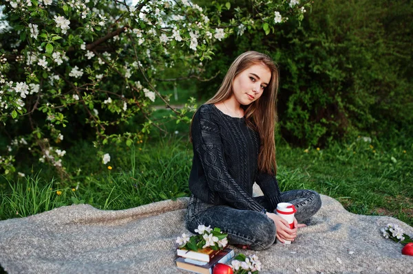 Joven Chica Morena Jeans Sentado Cuadros Contra Árbol Flores Primavera — Foto de Stock