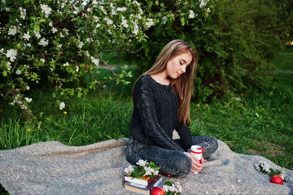 Menina Morena Jovem Jeans Sentado Xadrez Contra Árvore Flor Primavera — Fotografia de Stock