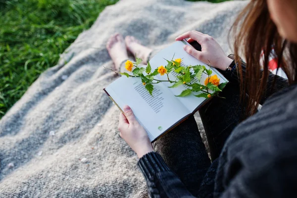 Jonge Brunette Meisje Zittend Plaid Lees Het Boek — Stockfoto