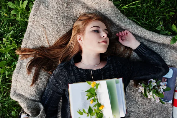 Jovem Morena Deitada Xadrez Com Livro — Fotografia de Stock