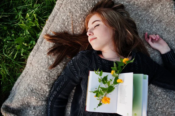 Jovem Morena Deitada Xadrez Com Livro — Fotografia de Stock