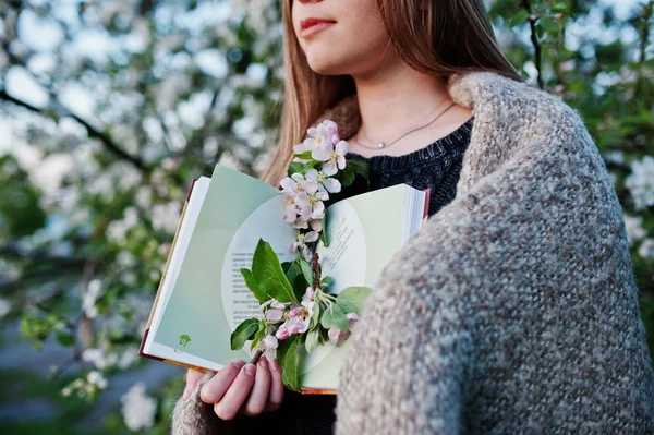 Jeune Fille Brune Sur Plaid Contre Arbre Fleur Printemps Tenant — Photo