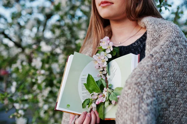 Ağaç Bahar Çiçeği Ellerini Tutarak Kitaba Karşı Ekose Genç Esmer — Stok fotoğraf