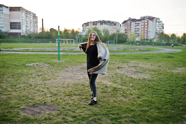 Jovem Morena Xadrez Divertindo Dia Primavera Noite — Fotografia de Stock