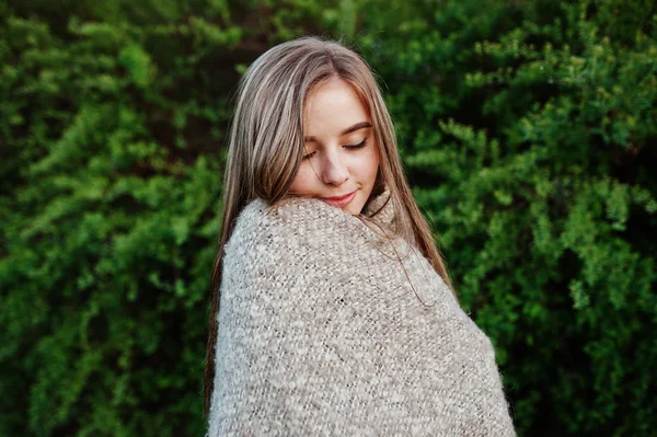 Jeune Fille Brune Sur Carreaux Avoir Plaisir Soir Printemps Jour — Photo