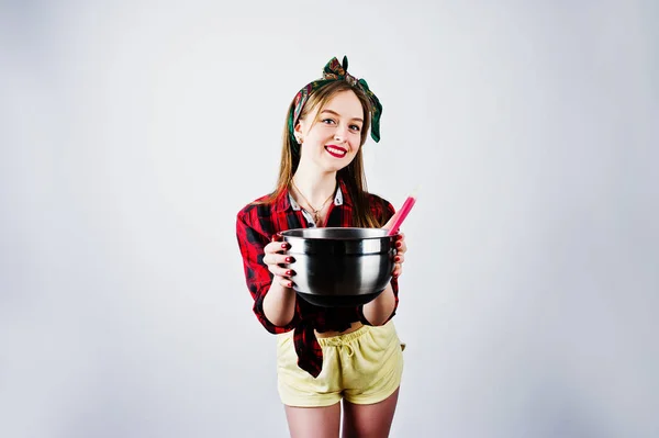 Молодая Смешная Домохозяйка Клетчатой Рубашке Желтых Шортах Закрепить Стиль Кастрюлей — стоковое фото