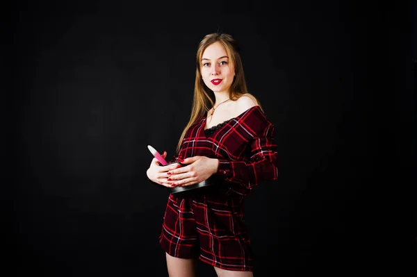 Junge Hausfrau Karierten Kleid Mit Topf Und Kochlöffel Isoliert Auf — Stockfoto