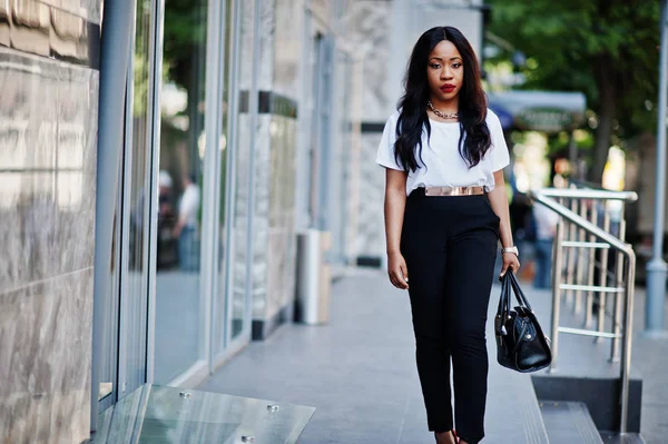 Elegante Mujer Negocios Afroamericana Con Bolso Las Calles Ciudad —  Fotos de Stock