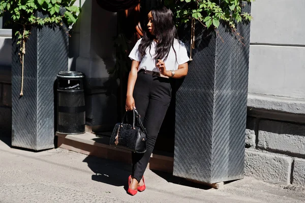 Elegante Mujer Negocios Afroamericana Con Bolso Las Calles Ciudad —  Fotos de Stock