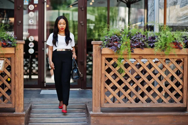 Stylische Afrikanisch Amerikanische Geschäftsfrau Mit Handtasche Auf Den Straßen Der — Stockfoto