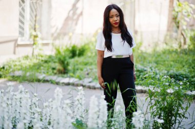 Şık Afro-Amerikan iş kadını şehir sokaklarında.