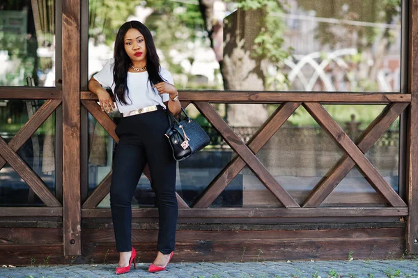 Elegante Donna Affari Africana Americana Con Borsetta Sulle Strade Della — Foto Stock