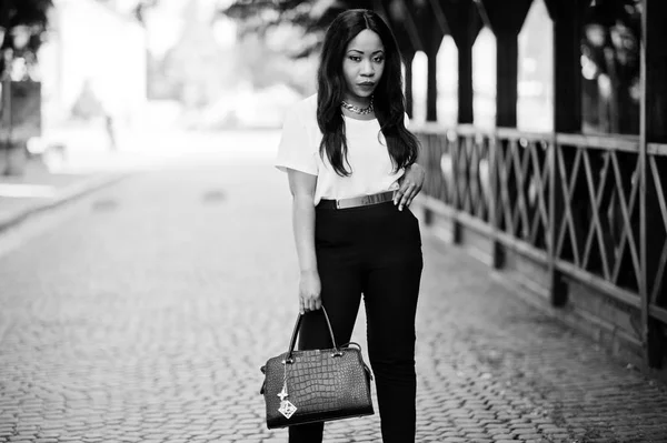 Elegante Mujer Negocios Afroamericana Con Bolso Las Calles Ciudad —  Fotos de Stock