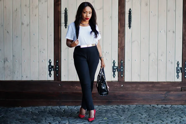 Stylische Afrikanisch Amerikanische Geschäftsfrau Mit Handtasche Auf Den Straßen Der — Stockfoto