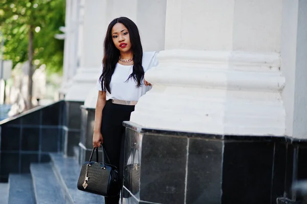 Mujer Negocios Afroamericana Con Estilo Las Calles Ciudad —  Fotos de Stock