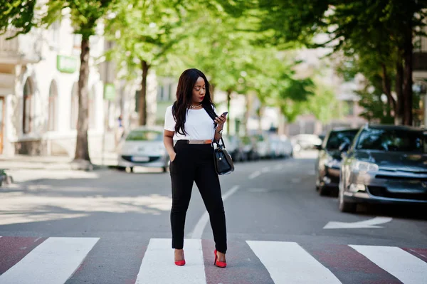 Eleganta Afroamerikansk Affärskvinna Gatorna Staden Vid Övergångsställe — Stockfoto