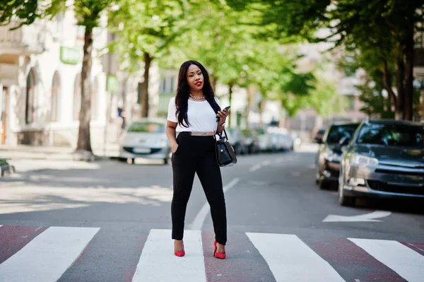 Stijlvolle Afro Amerikaanse Zakenvrouw Straten Van Stad Voetgangersoversteekplaats — Stockfoto