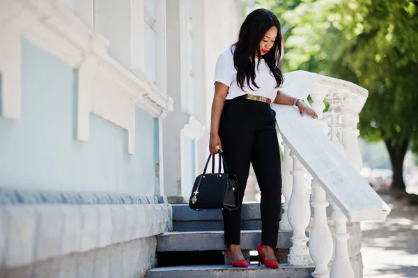 Elegante Mujer Negocios Afroamericana Con Bolso Las Calles Ciudad —  Fotos de Stock