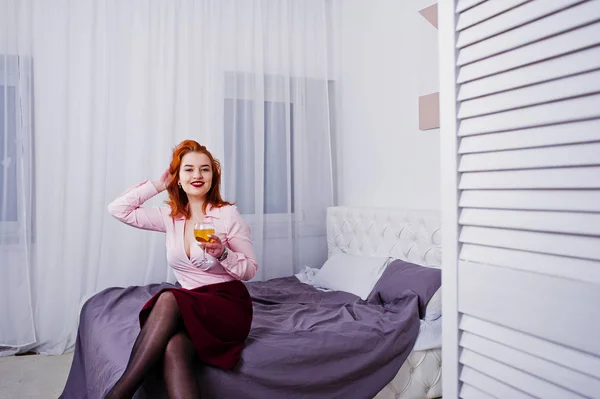 Preciosa Chica Pelirroja Blusa Rosa Falda Roja Con Copa Vino — Foto de Stock