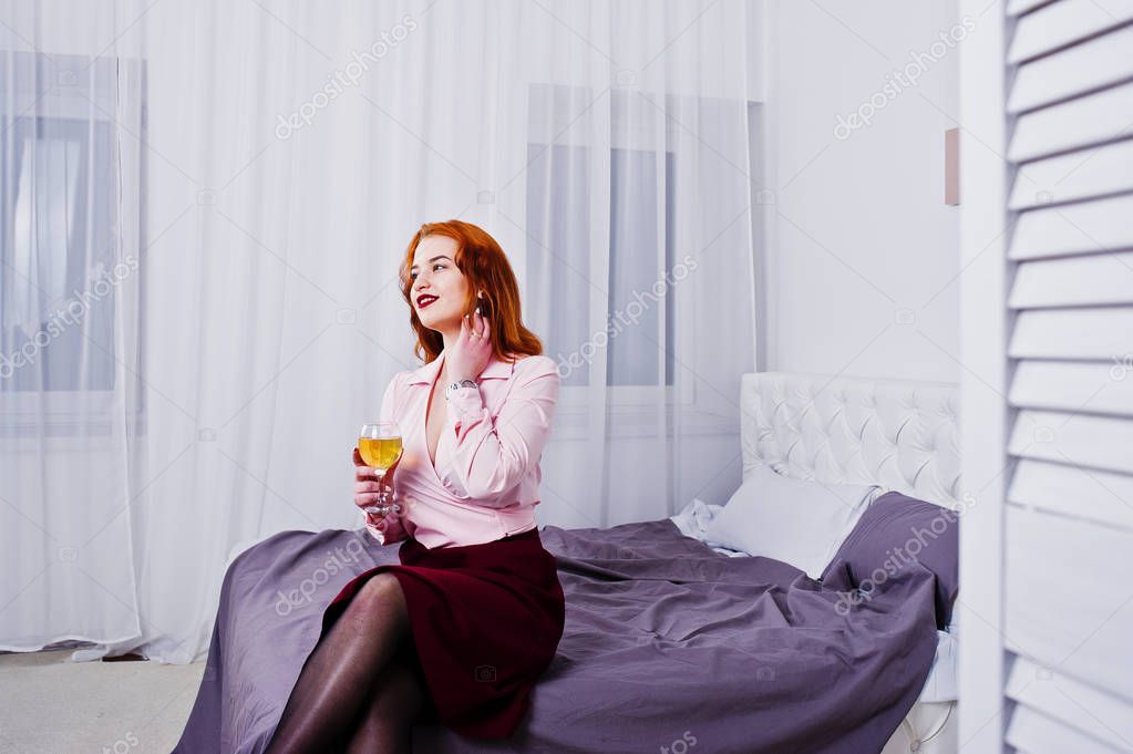 Рыжая девушка на кровати