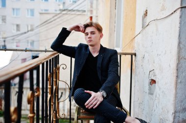 Siyah ceketli genç şık maço çocuk Sokağı'nın açık poz verdi. İnanılmaz modeli adam.