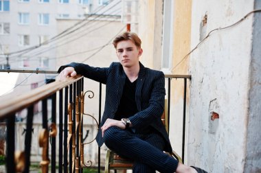 Siyah ceketli genç şık maço çocuk Sokağı'nın açık poz verdi. İnanılmaz modeli adam.