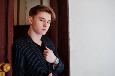 Siyah ceketli genç şık maço çocuk Sokağı'nın açık poz verdi. İnanılmaz modeli adam.