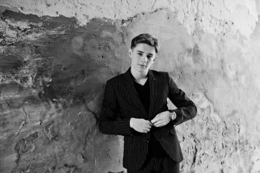 Siyah ceketli genç şık maço çocuk Sokağı'nın açık poz verdi. İnanılmaz modeli adam.