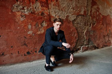 Genç maço erkek giyim blac şık ceket sokaklarda Sigara İçilmeyen üzerinde.