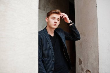 Siyah ceketli genç şık maço çocuk Sokağı'nın açık poz verdi. İnanılmaz modeli adam.