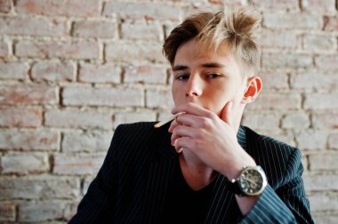 Genç maço erkek giyim blac şık ceket sokaklarda Sigara İçilmeyen üzerinde.