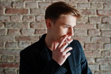 Genç maço erkek giyim blac şık ceket sokaklarda Sigara İçilmeyen üzerinde.