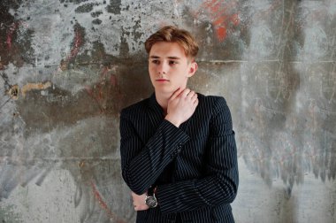 Siyah ceketli genç şık maço çocuk Sokağı'nın açık poz verdi. İnanılmaz modeli adam.