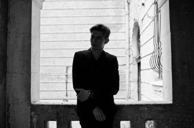 Siyah ceketli genç şık maço çocuk Sokağı'nın açık poz verdi. İnanılmaz modeli adam.