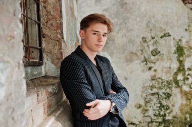 Siyah ceketli genç şık maço çocuk Sokağı'nın açık poz verdi. İnanılmaz modeli adam.